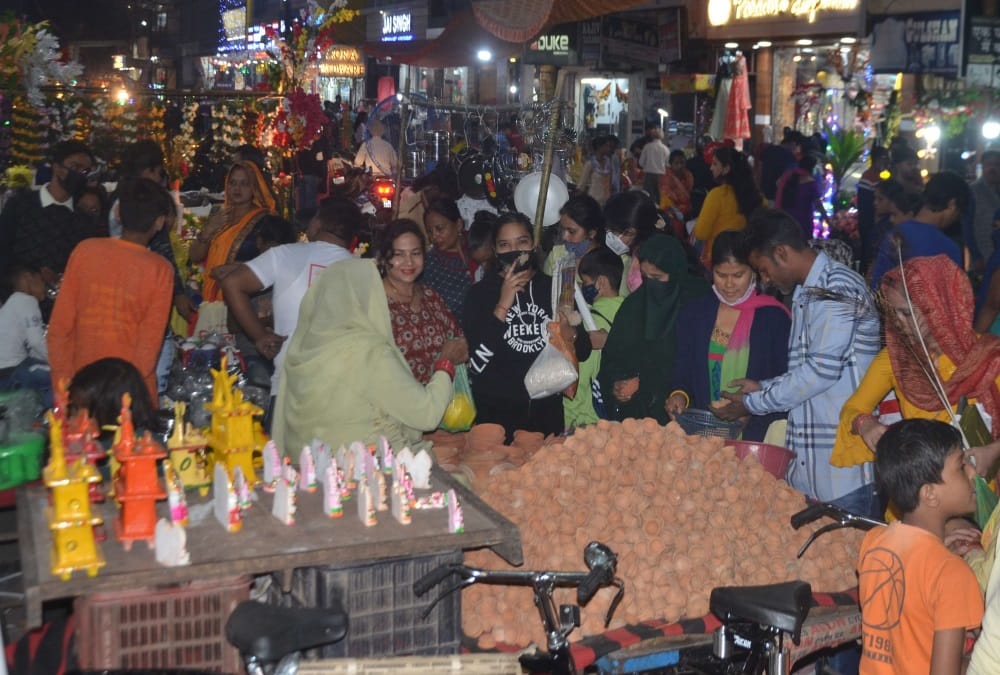 Diwali 2021: Heavy Crowd in Uttarakhand Market for Diwali shopping Photos