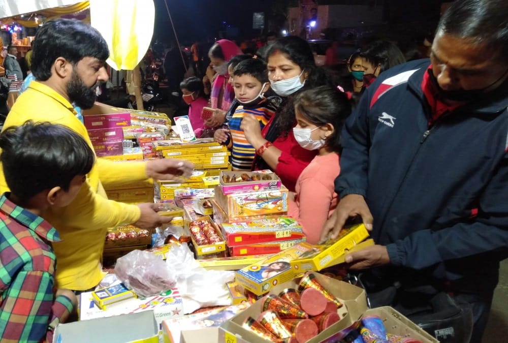 Diwali 2021: Heavy Crowd in Uttarakhand Market for Diwali shopping Photos