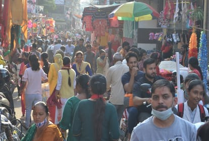 खरीदारी के लिए उमड़ी भीड़