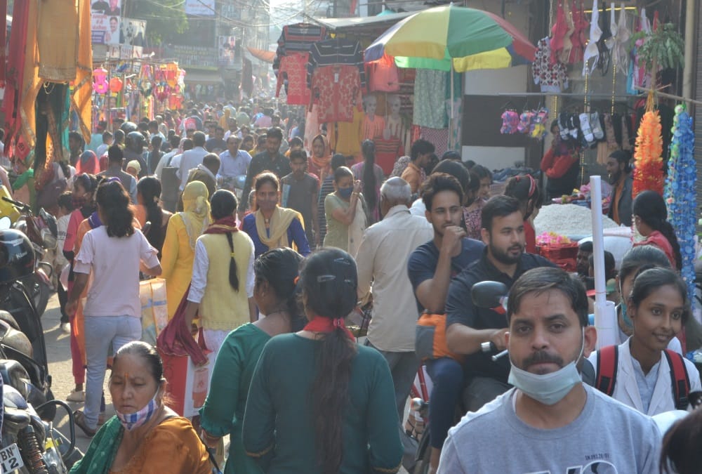 Diwali 2021: Heavy Crowd in Uttarakhand Market for Diwali shopping Photos