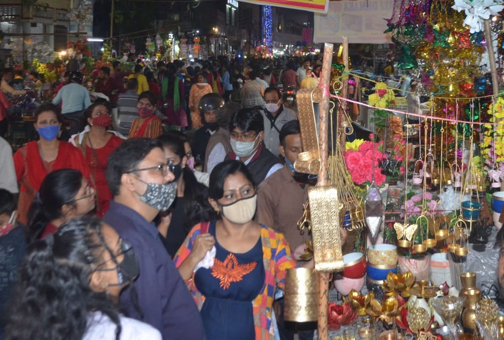 Diwali 2021: Heavy Crowd in Uttarakhand Market for Diwali shopping Photos