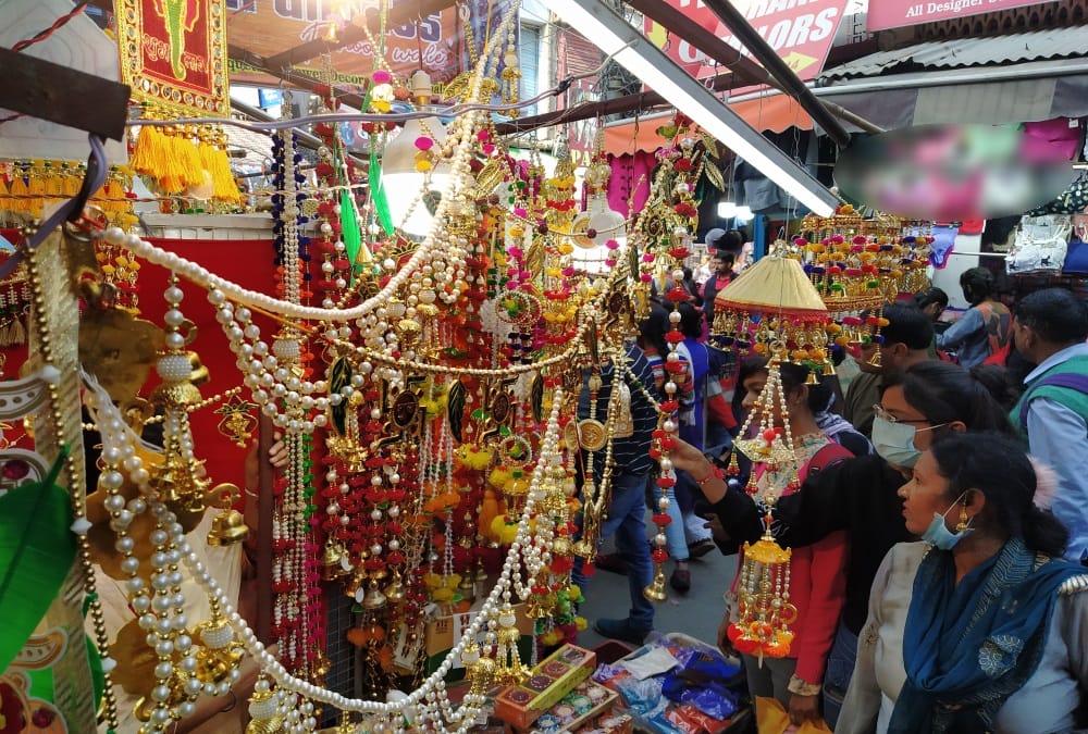 Diwali 2021: Heavy Crowd in Uttarakhand Market for Diwali shopping Photos