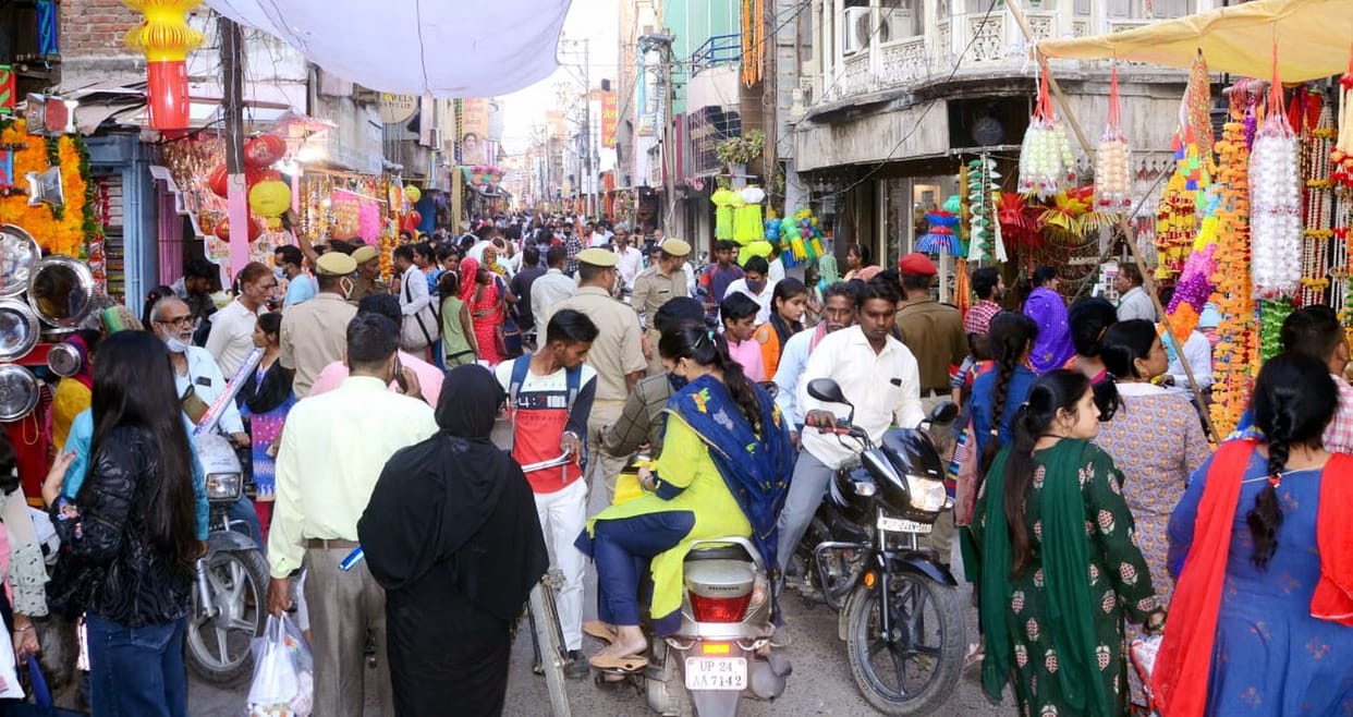 Police deployed in the market, vehicles banned... still e-rickshaw entered