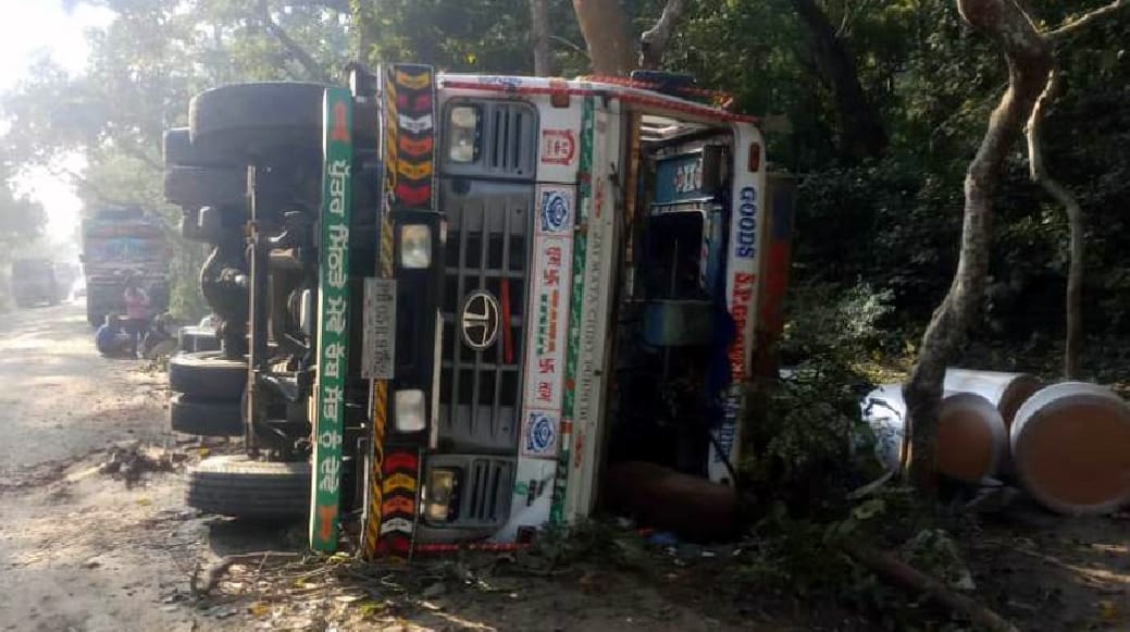 Paper roll bundle loaded truck overturns while lifting off crane