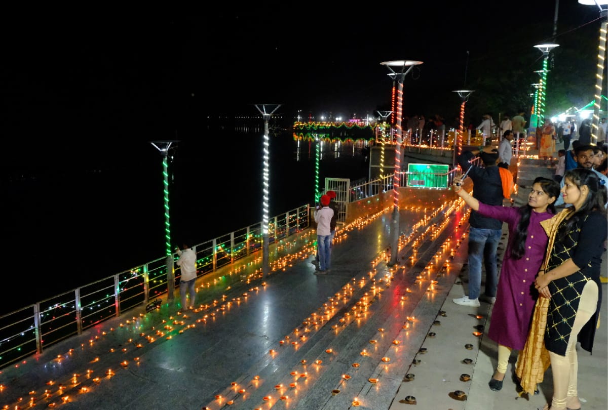 Diwali 2021 Special Deepotsav celebrated by lighting one lakh diyas at Ramgarh Tal Gorakhpur
