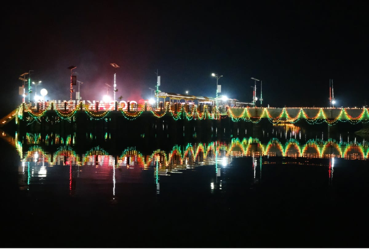Diwali 2021 Special Deepotsav celebrated by lighting one lakh diyas at Ramgarh Tal Gorakhpur