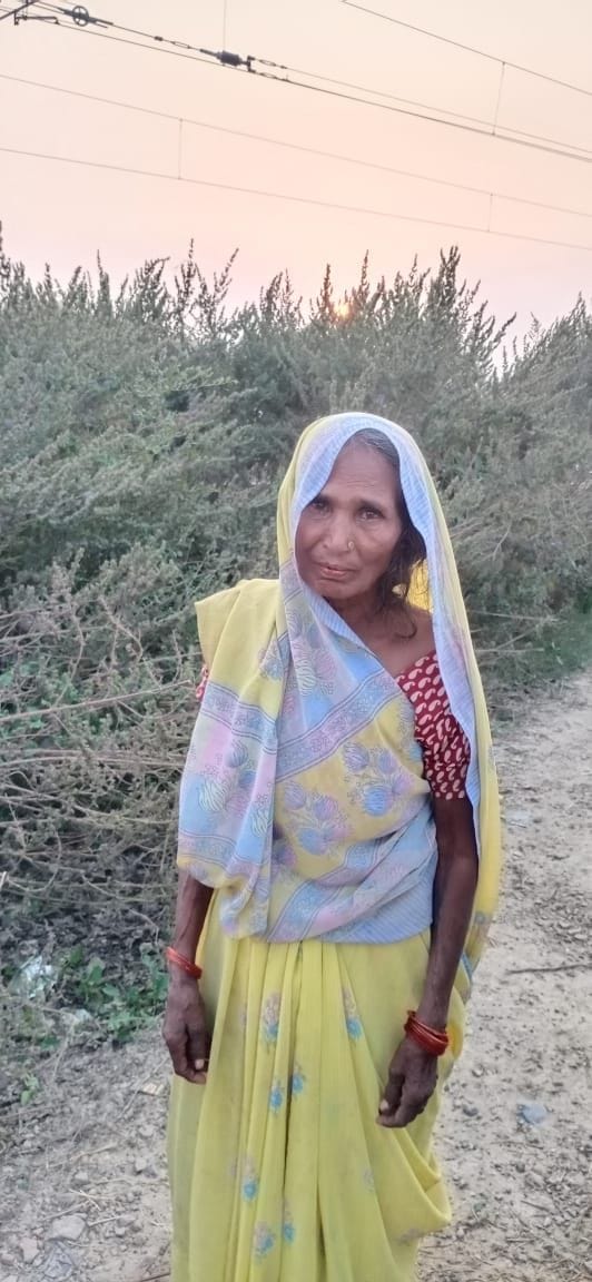 fathepur news,Angry with the family, the old lady lay in front of the goods train