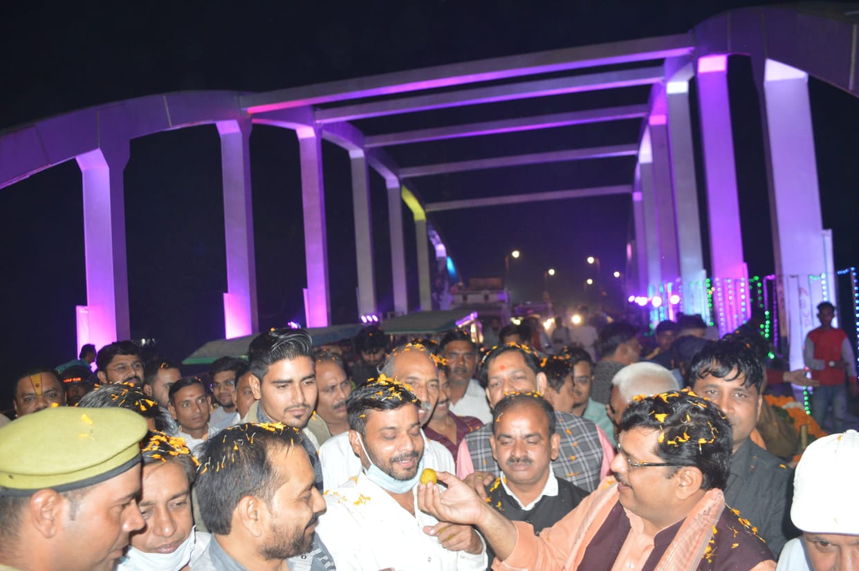 Hathras: Overbridge lit up with lights, sweets distributed with fireworks