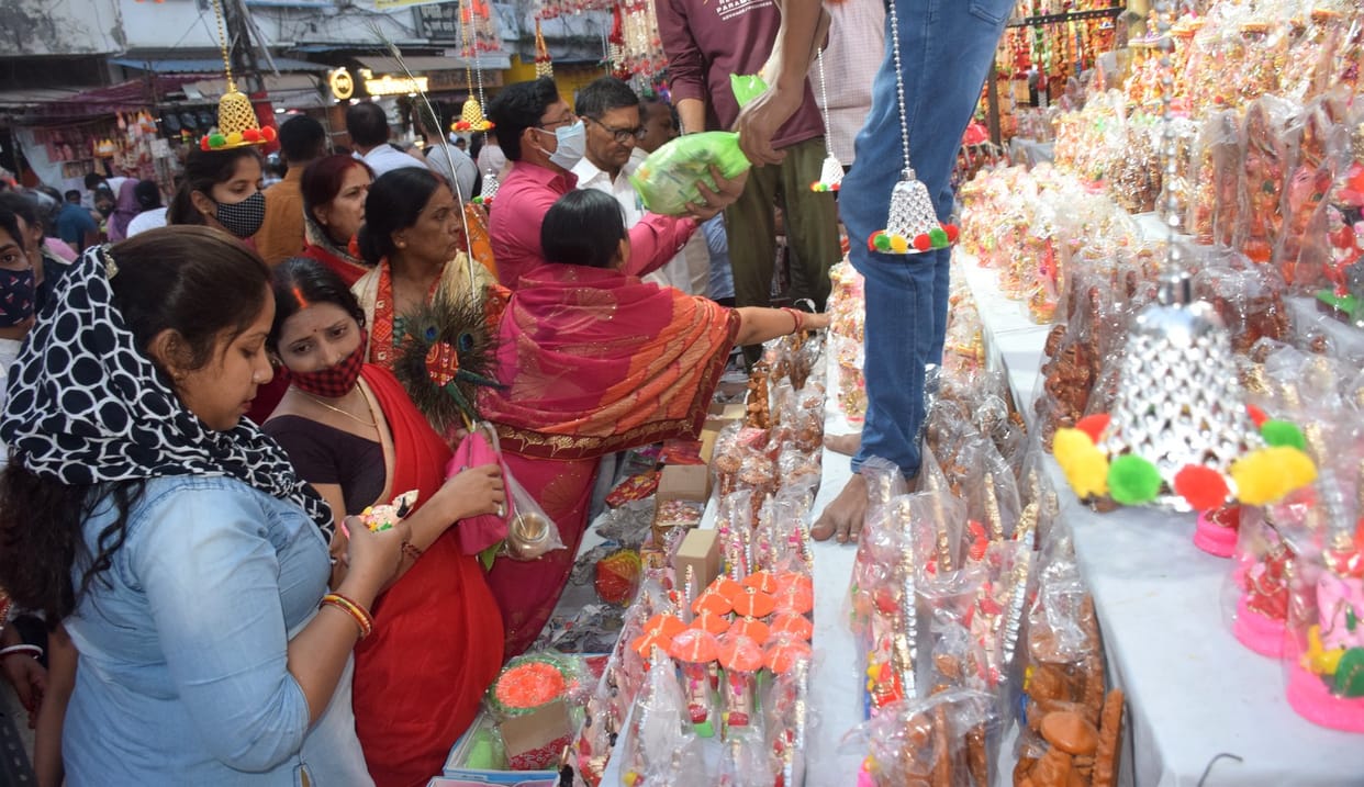 The market remained buzzing even on the day of Chhoti Deepawali
