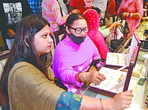 Market shines on Dhanteras, business worth 250 crores