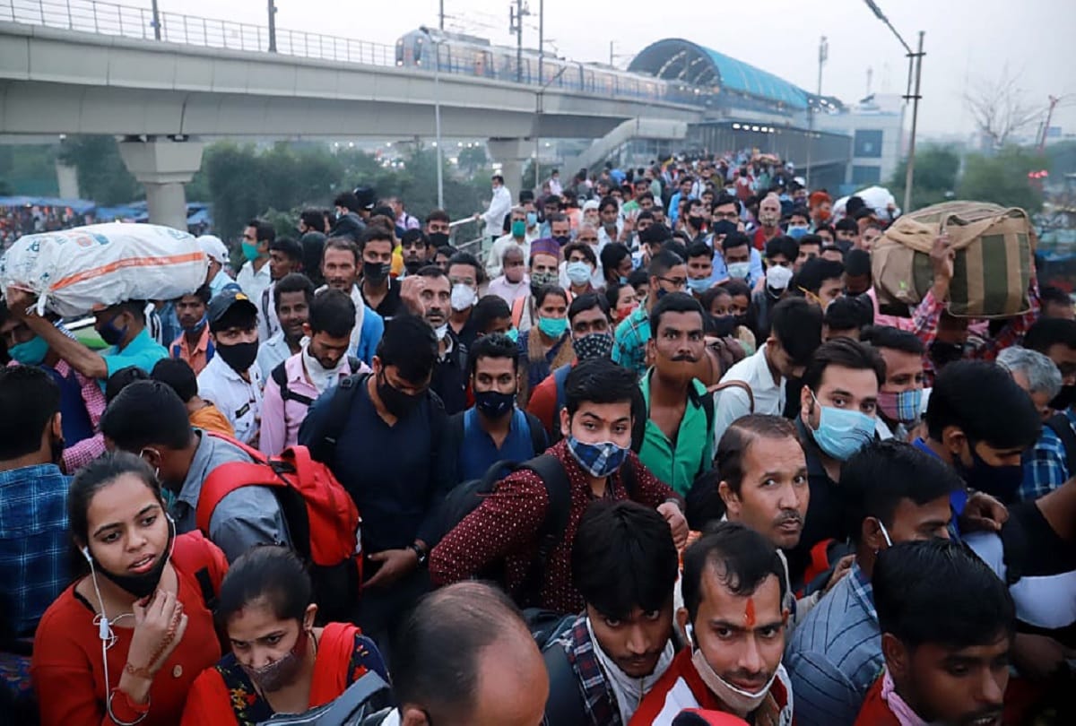 Delhi people going to home on Deepawali creates huge chaos on Bus terminals and roads