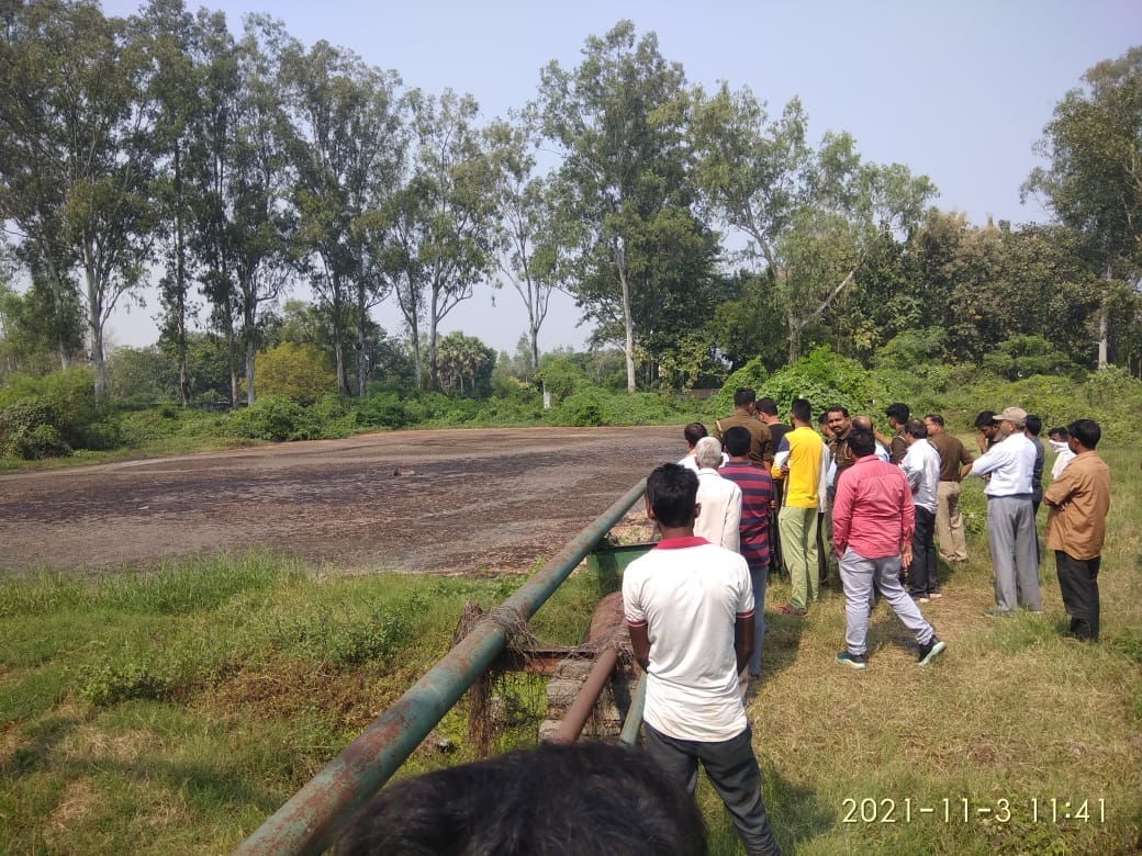 dead body of youth  found in pit of distillery campus of sugar mill in mau police could not be identified