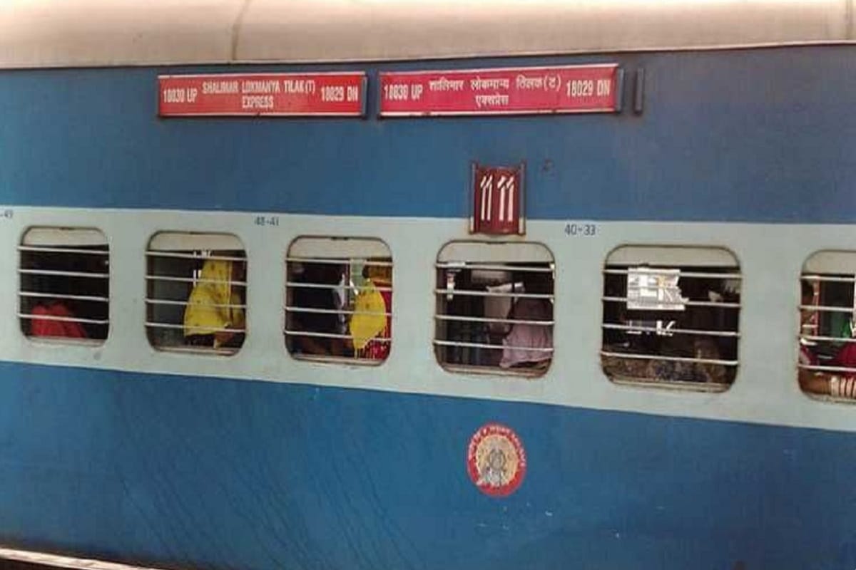 The engine of Shalimar Express broke down at Partapur station in Meerut and the train stood for two hours