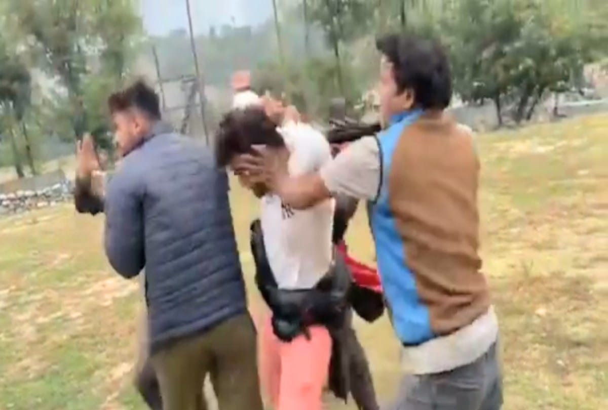 Fight between tourists and paragliding operators in Kullu, video goes viral