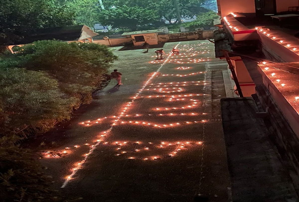 Students celebrated Chhoti Diwali as unemployed Deepotsav decorated lamps and jhalers