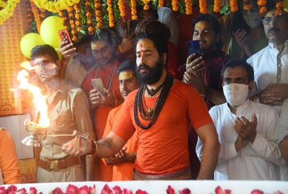 Hanuman Jayanti: The grand makeup of Hanumanji lying on the banks of the Sangam, long queues for darshan