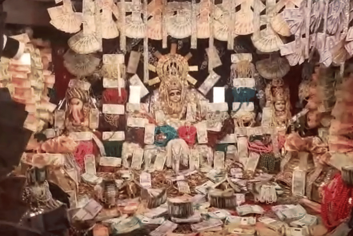 Ratlam: The Mahalakshmi temple decorated with crores of rupees, gold-silver, diamonds and pearls, this time will be seen from outside