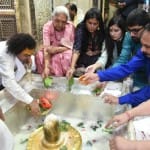 काशी विश्वनाथ मंदिर में राज्यपाल ने किए दर्शन-पूजन।