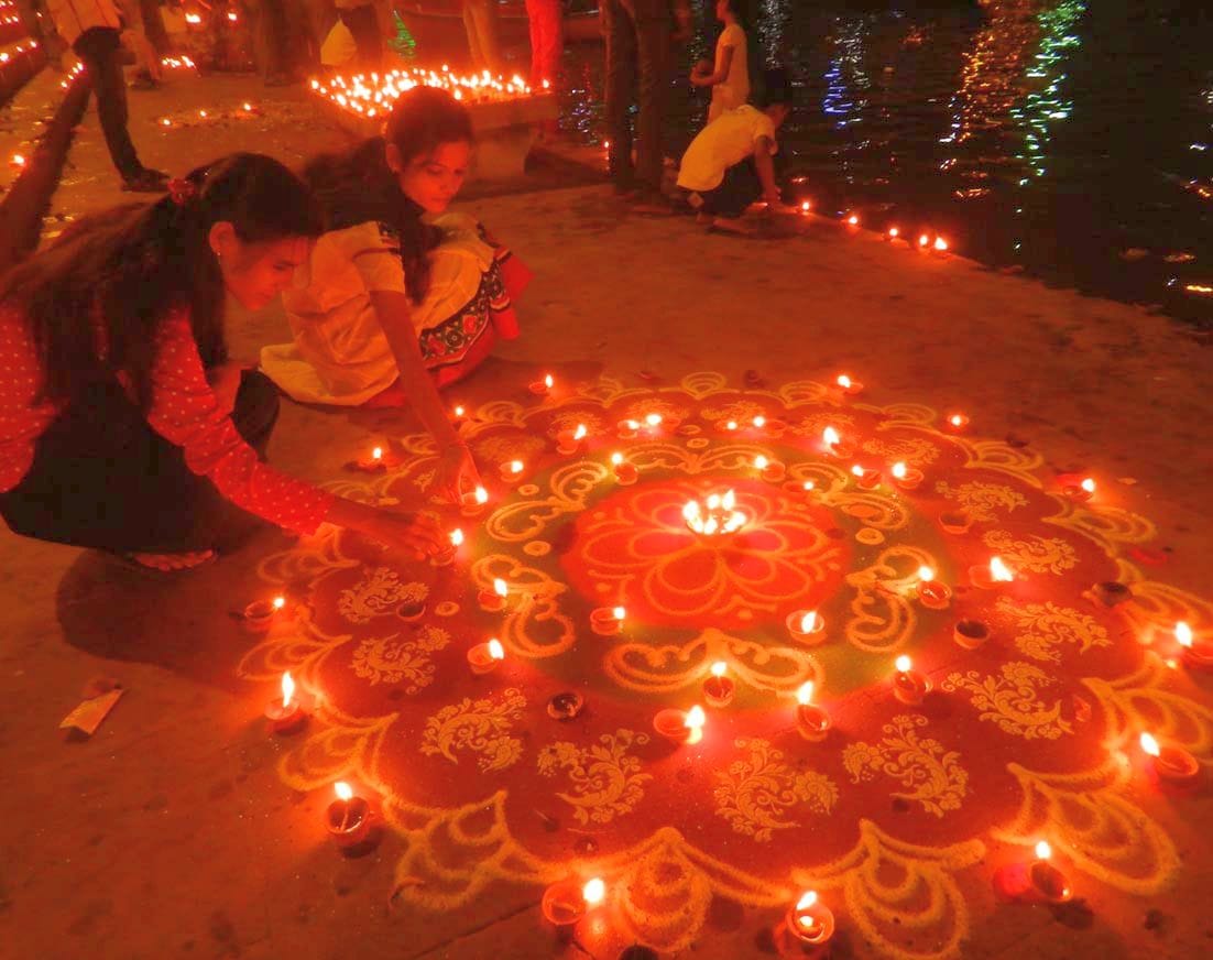Lakhs of devotees donated lamps for bathing in Mandakini river