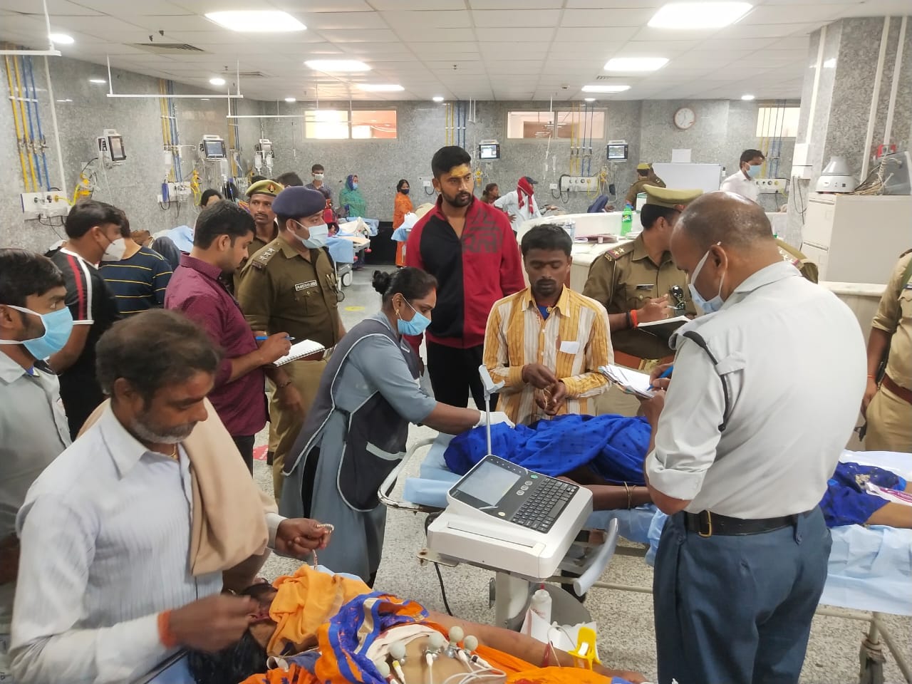 Road accident in varanasi  Four dead due to overturning of pickup Relatives returned to Bihar with dead bodies