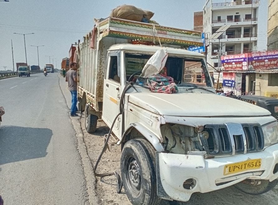 Road accident in varanasi  Four dead due to overturning of pickup Relatives returned to Bihar with dead bodies