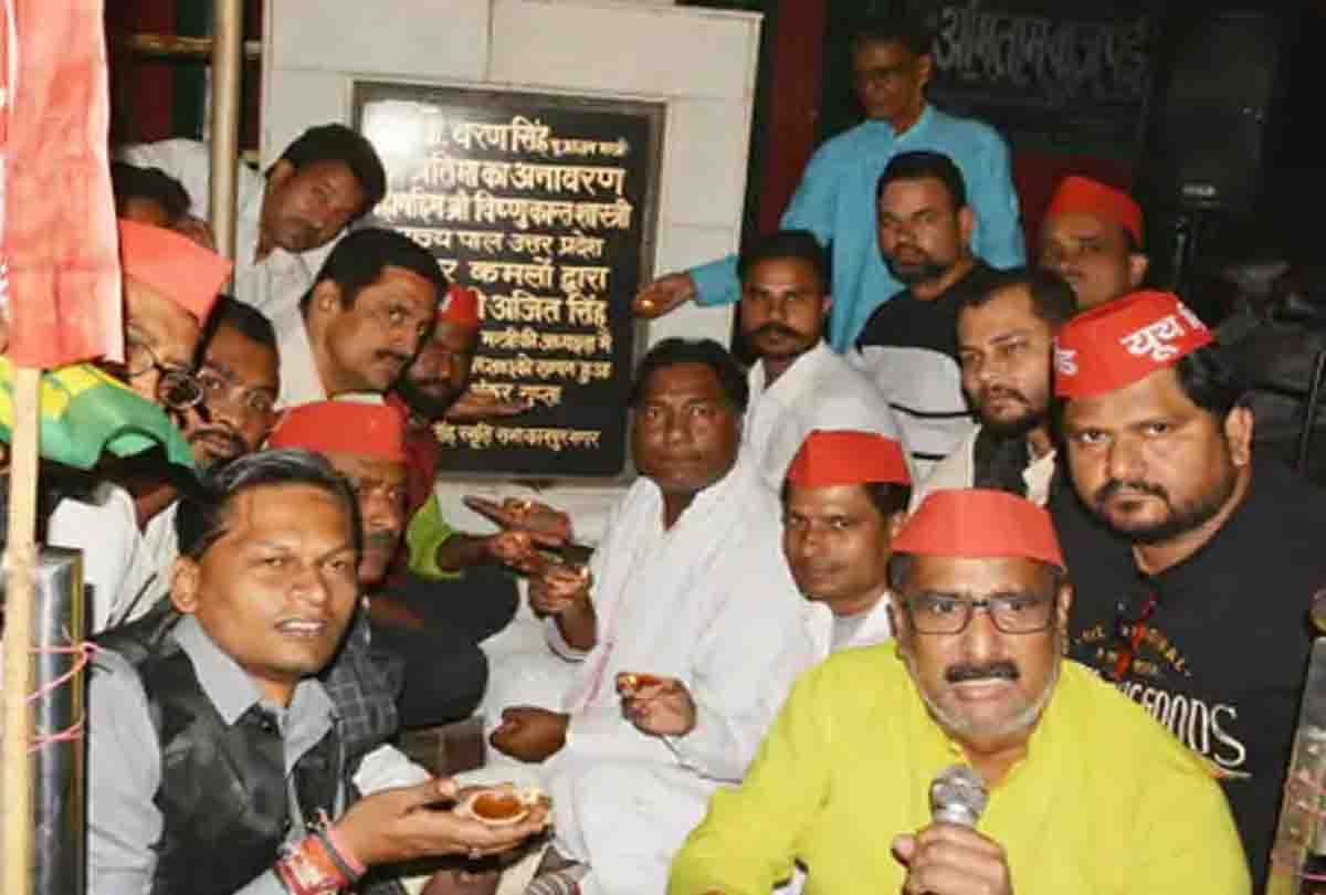 SPs pay tribute to farmers killed in Lakhimpur violence by lighting lamps