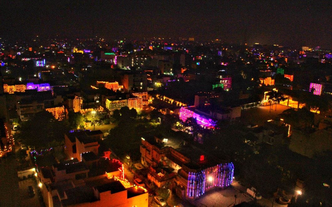 Photos of Diwali of houses and pier in Varanasi