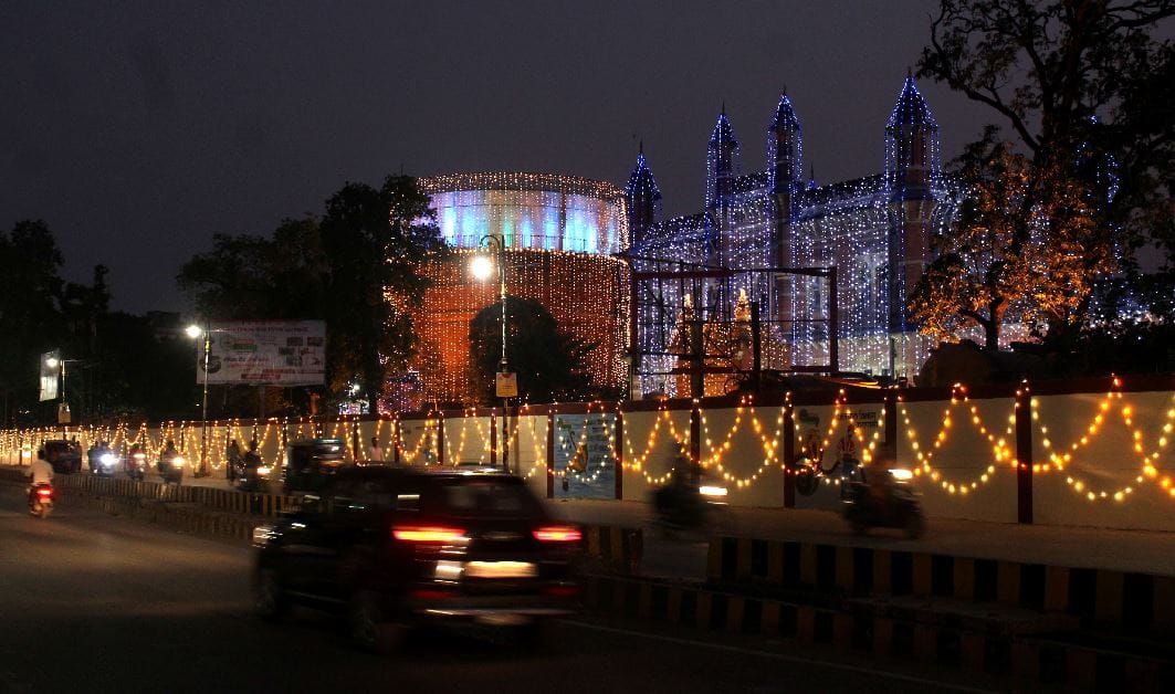 Photos of Diwali of houses and pier in Varanasi