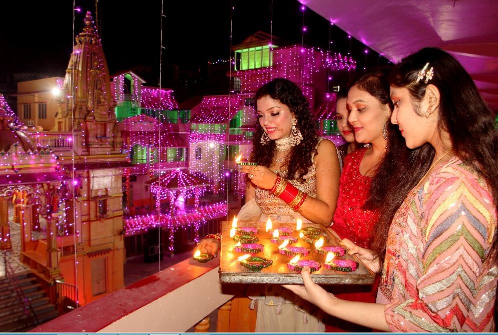 Photos of Diwali of houses and pier in Varanasi