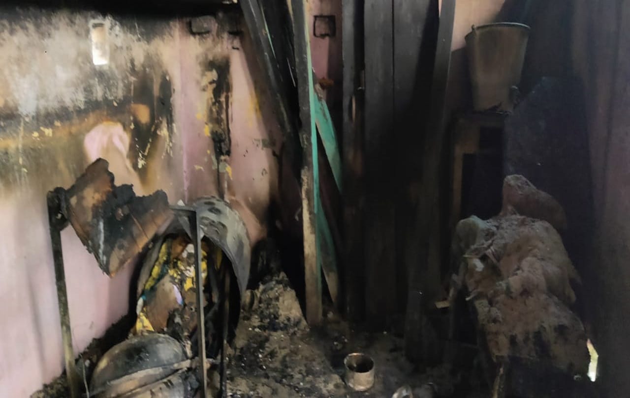 fire broke out in Bhadohi 4 people died in traumic incident girl saved many lives see photos