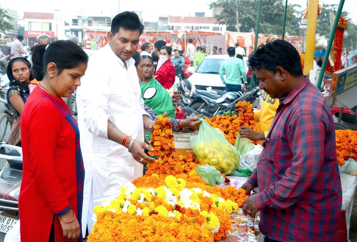 Sales of natural flowers remained low in the markets
