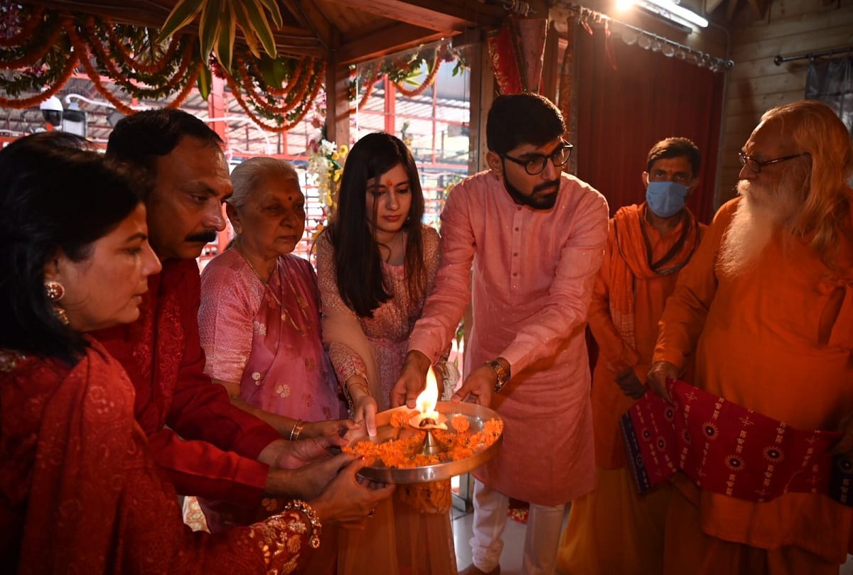 Governor anandiben patel did darshan worship with family in Ayodhya