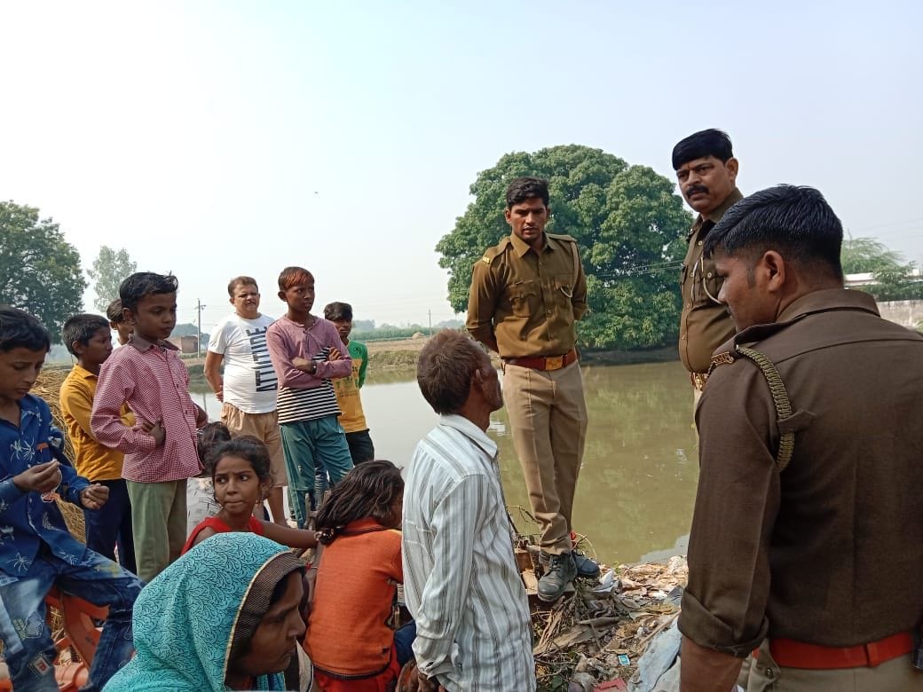 fathepur news,Police kept searching for the innocent in the pond, found it in the field