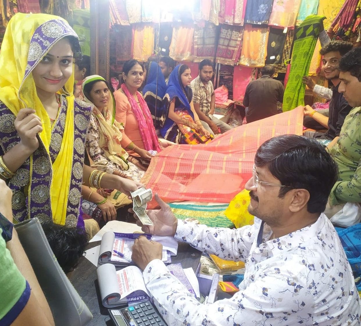 Hathras: On the second day too, there was a crowd in the markets, gold and silver shone