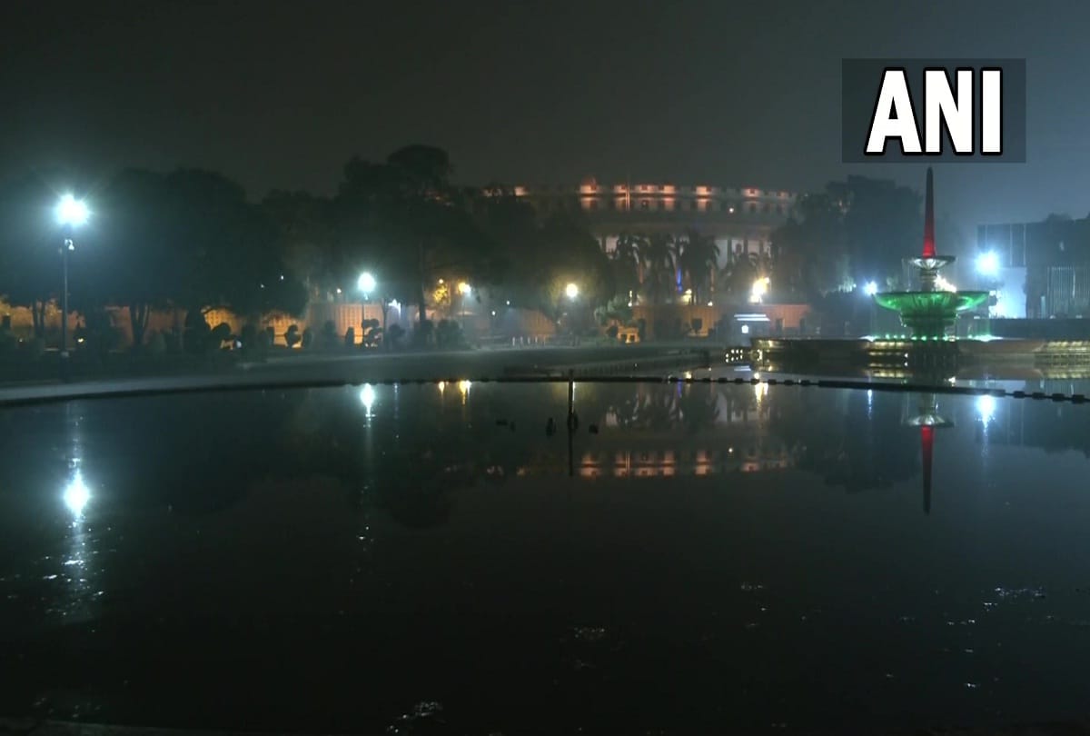 Diwali Dhoom All areas of Delhi-NCR drenched with lights people burst firecrackers amidst restrictions