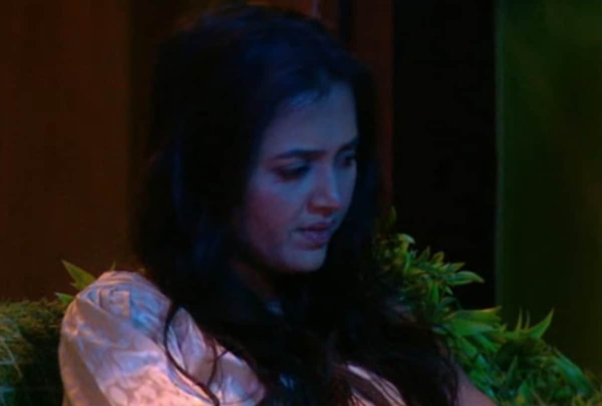 bigg boss 15 tejasswi prakash gets emotional says to nishant bhatt i don't think i am your priority