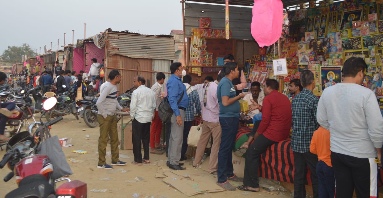 Hathras: Fireworks sold at the places set by the administration