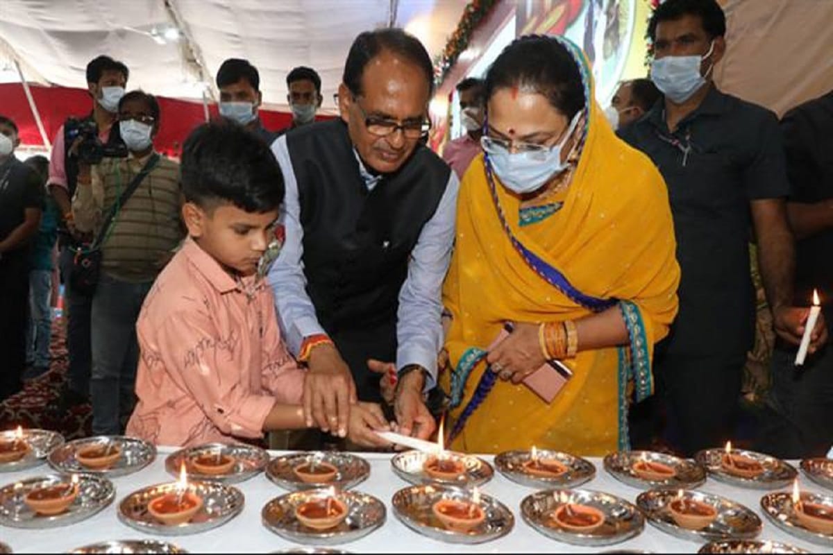 MP: CM Shivraj chouhan celebrates Diwali with childrens who lost their parents