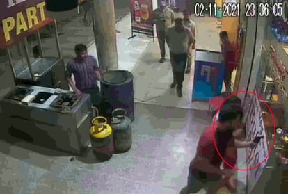 मानव पर रिवॉल्वर तानता शख्स।