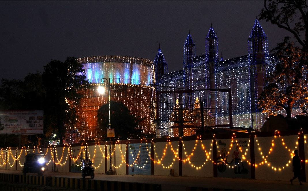 Deepawali 2021 in varanasi  muslim women performed aarti of lord shri rama see photos