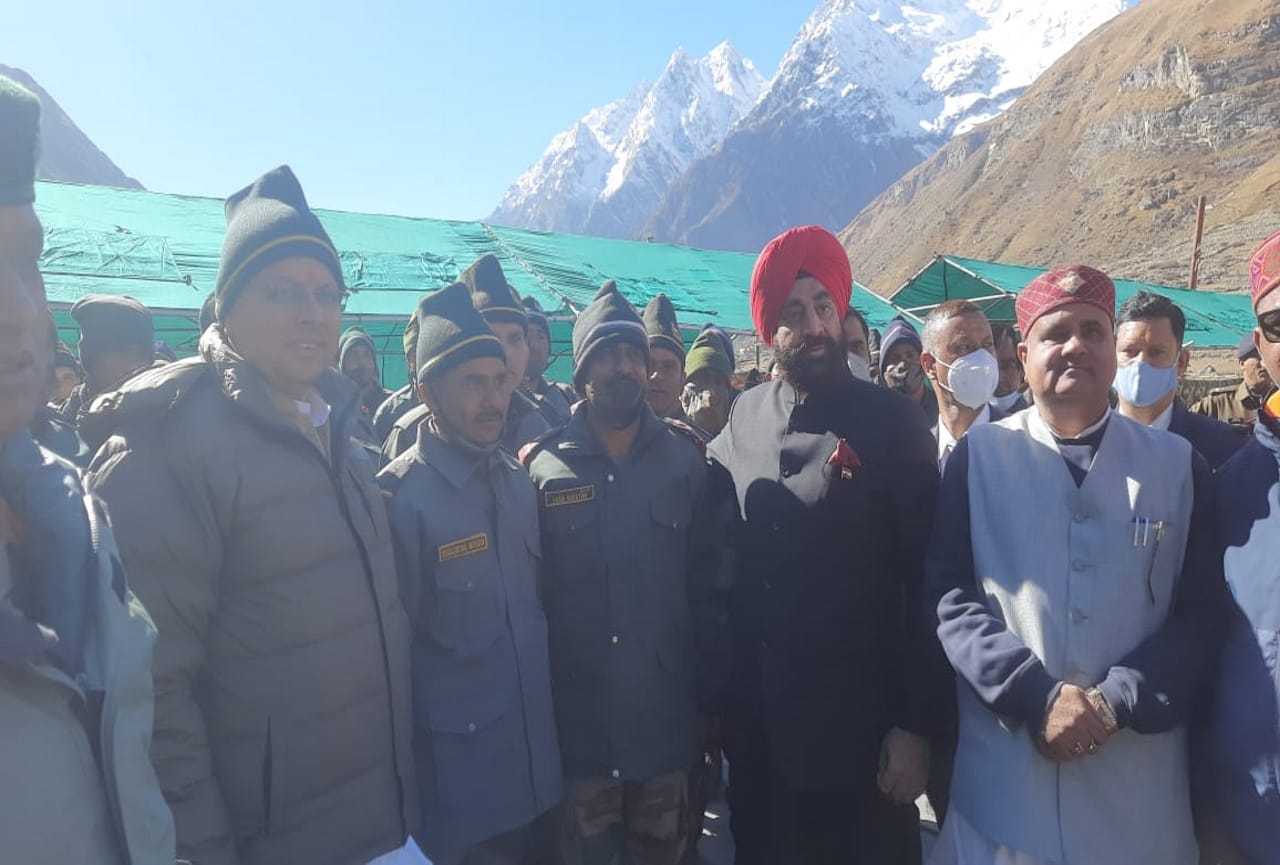 diwali 2021: uttarakhand governor and chief minister reacher mana to celebrate diwali with army soilders, see photos