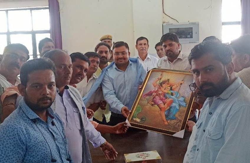 Hathras: The princes honored the new SDM, Naib Tehsildar