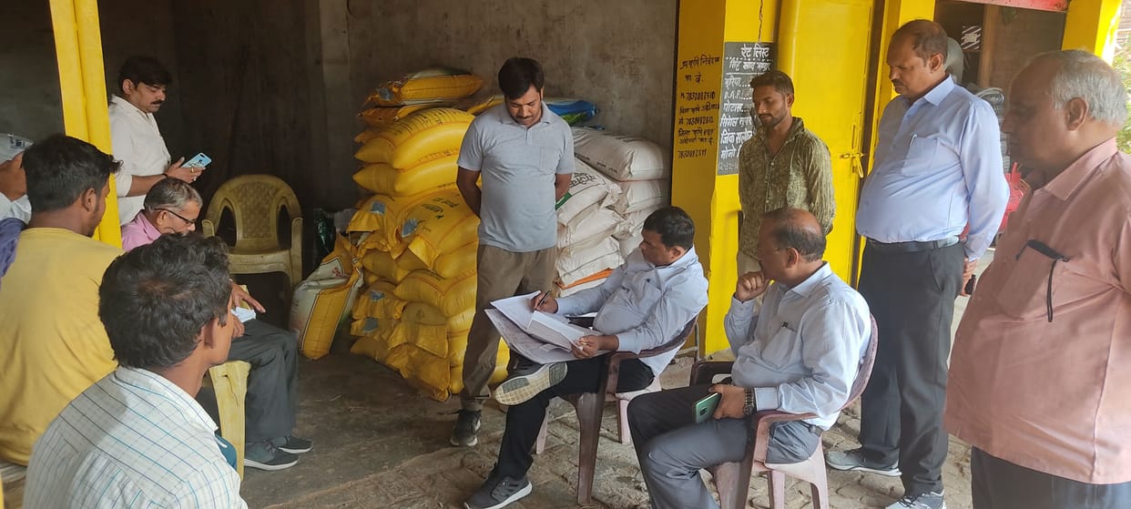 Raid on 32 shops of fertilizers, licenses of two suspended, notices to four shopkeepers on lapses