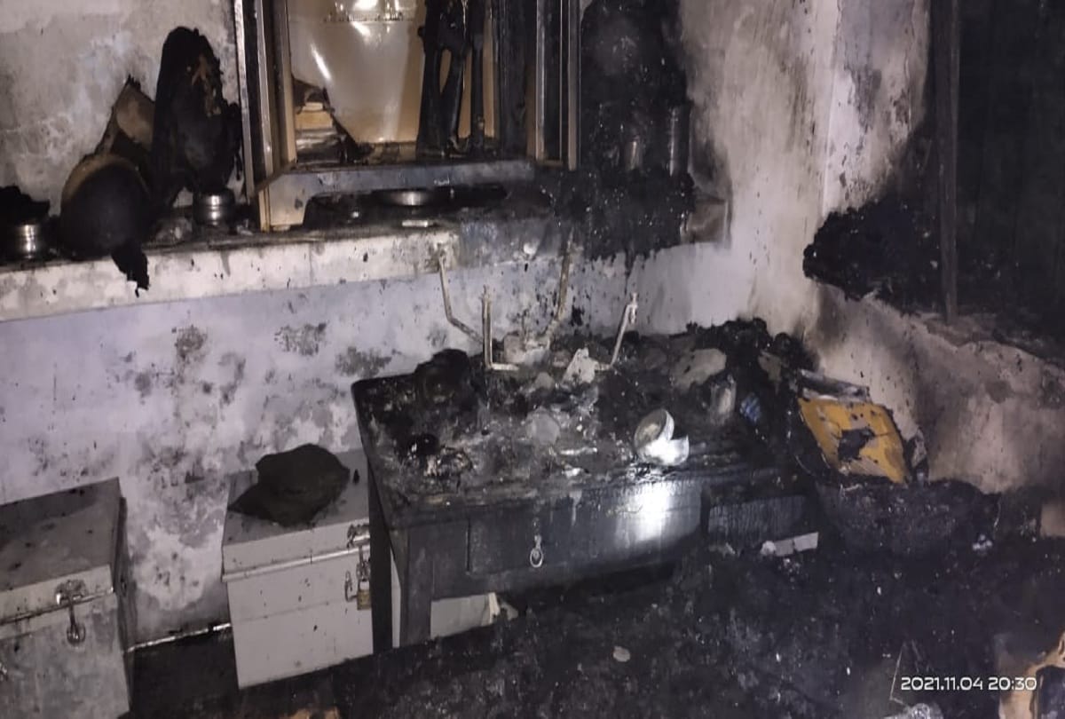 fire in police post in ayodhya constables Uniforms and important papers and three rifle burnt