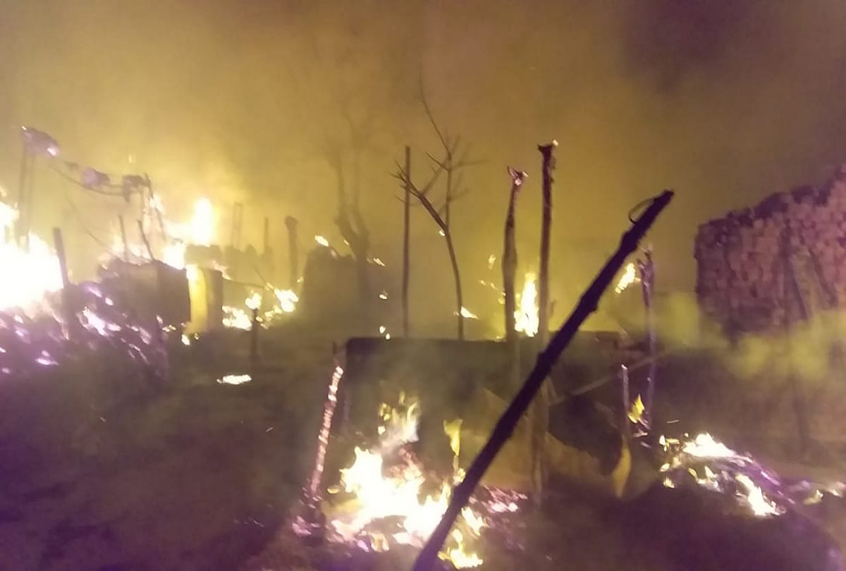 Fire broke out in a shop due to crackers in Gorakhpur