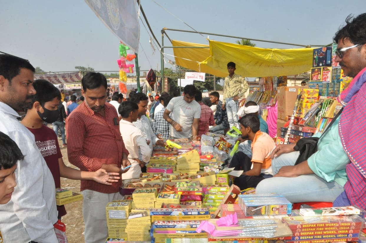There was an emphasis on the purchase of green crackers at the firecracker shops
