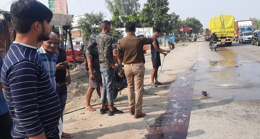 fathepur news,Speeding truck crushes bike rider, death