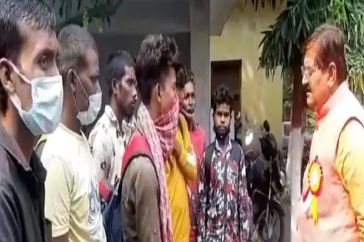 gujarat marbel company hostage 13 jharkhand labourers demands money to release