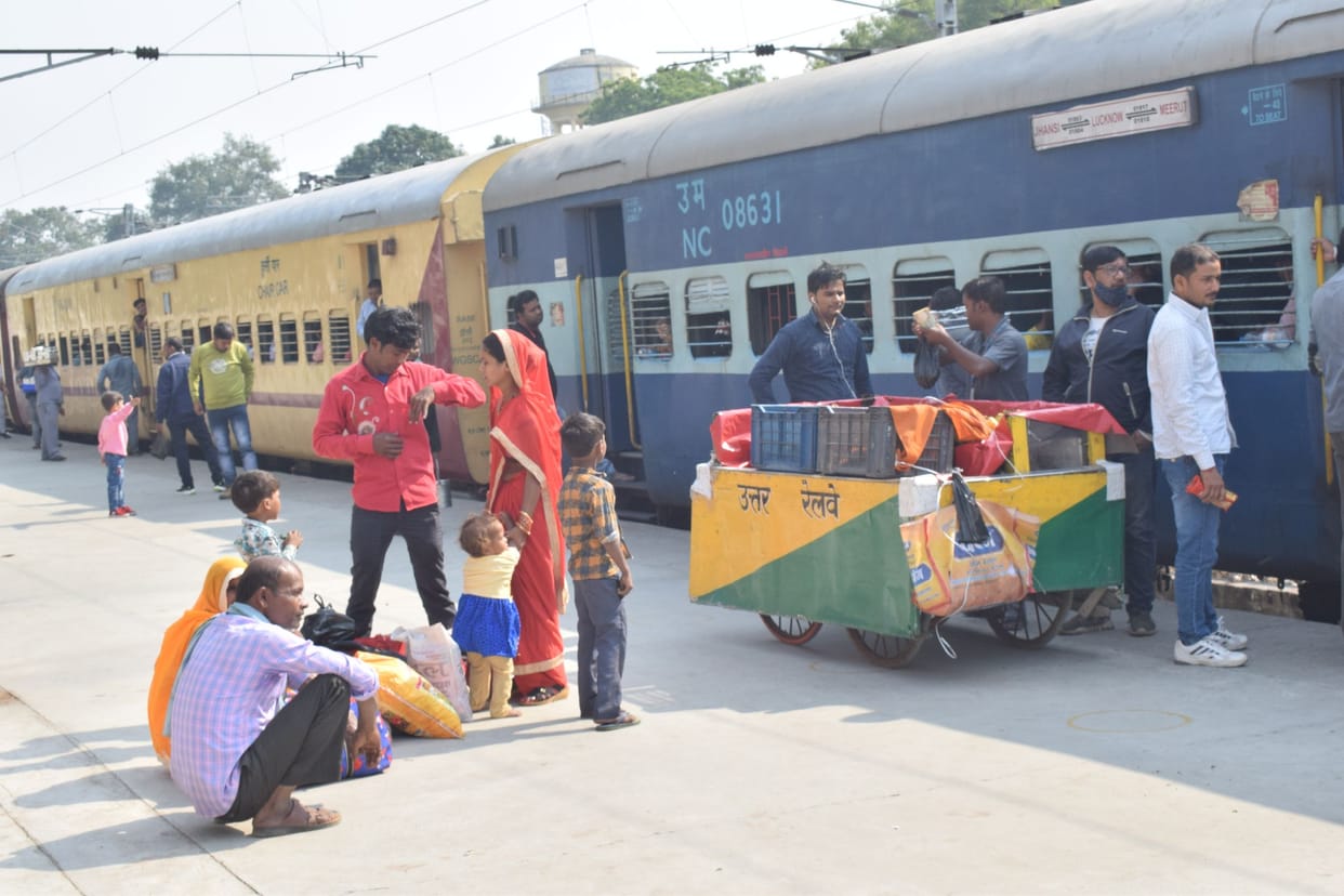 roadway bus, train