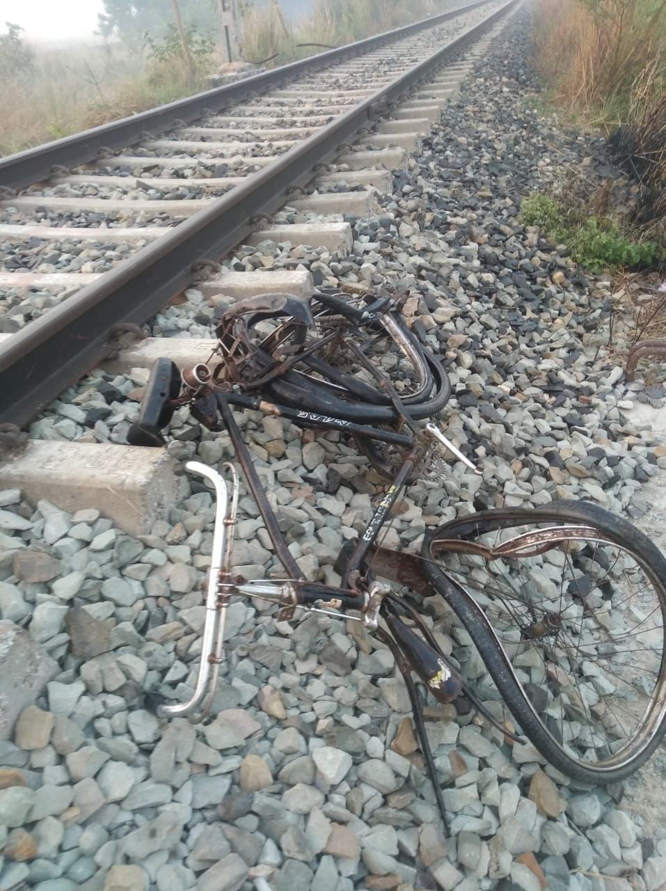The bicycle collided with the train, the rider saved